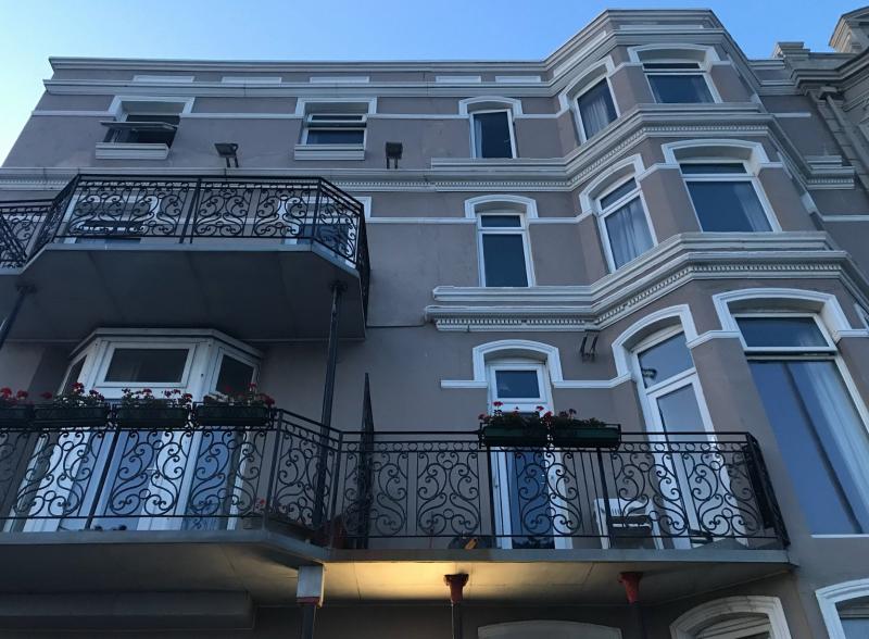 GRAND HASTINGS
