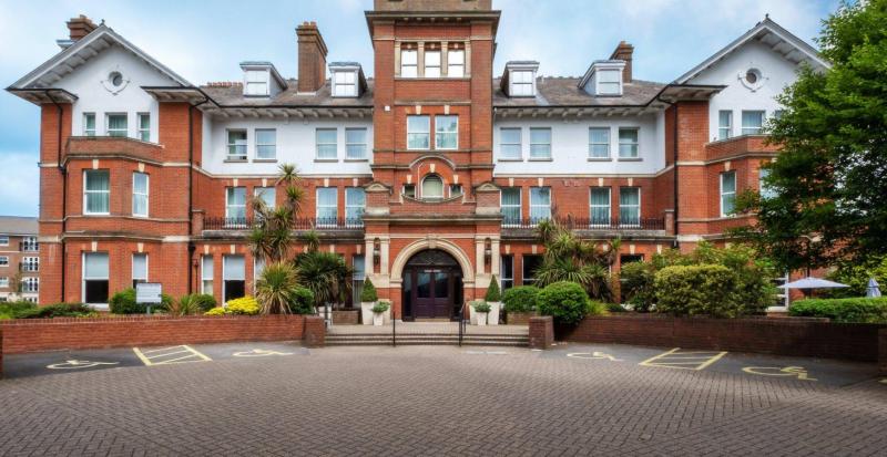 Holiday Inn Farnborough by IHG