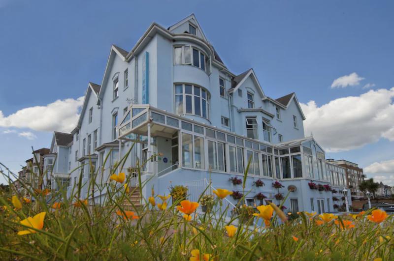 Marine Hotel